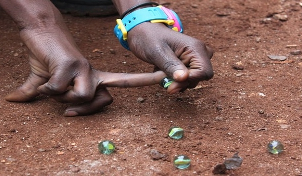 मुठ्ठी भर कंचे