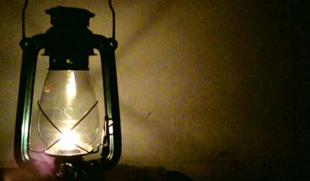 किसी कोने में लटकी लालटेन कहीं कहीं उजाले के धब्बे छोड़ती है