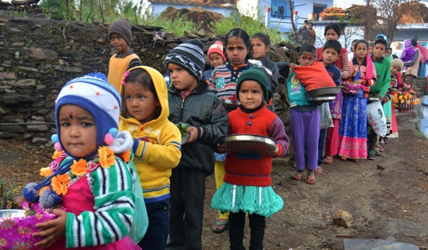 एक कुमाऊनी गाँव में आज की फूलदेई - फोटो निबंध