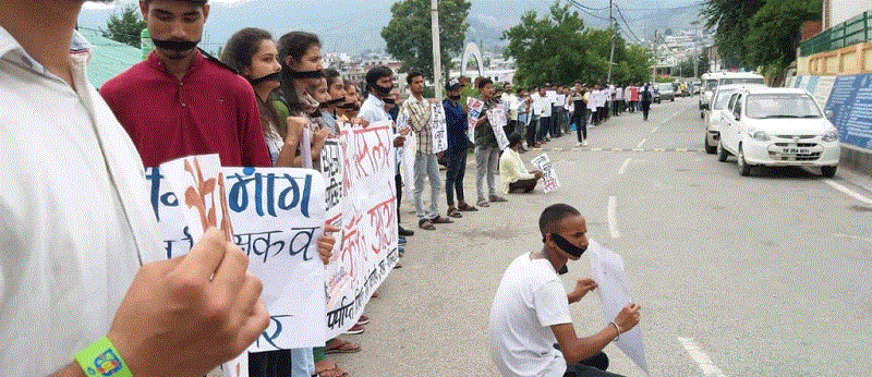 उत्तराखण्ड के कॉलेजों में छात्रों की मुखरता पर प्रतिबंध की तैयारी में भाजपा सरकार