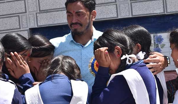 उत्तराखंड में एक शिक्षक के स्थानान्तरण के बाद की तस्वीरें