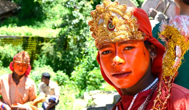 जागेश्वर में बानर का स्वांग करने वाले लड़के से सुनिये युवा पहाड़ियों की कहानी