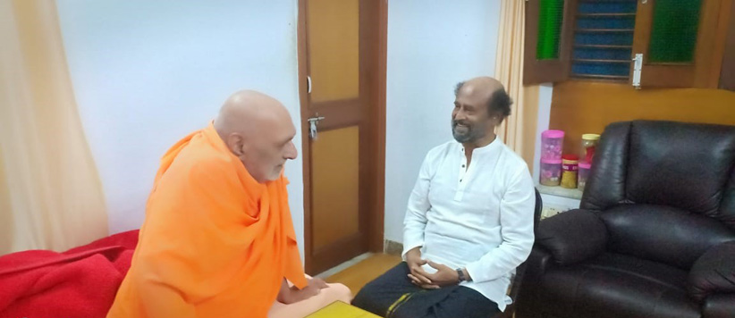 तमिल के सुपरस्टार रजनीकांत पहुंचे ऋषिकेश, गुरु की समाधि पर लगाया ध्यान