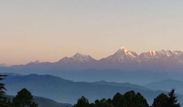 शीतलाखेत से हिमालय पर सूरज की पहली किरण: फोटो निबंध