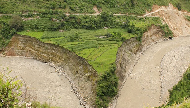 डूबते पहाड़ और धुंध में विलीन होते महानगर