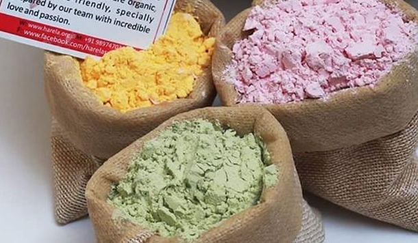 स्थानीय फूलों से रंग बनाकर पिथौरागढ़ के युवा आजीविका और प्रकृति संरक्षण को बढ़ावा दे रहे हैं