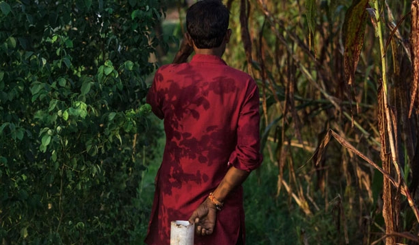 वह कवि था घटना पर कविता लिख रहा था