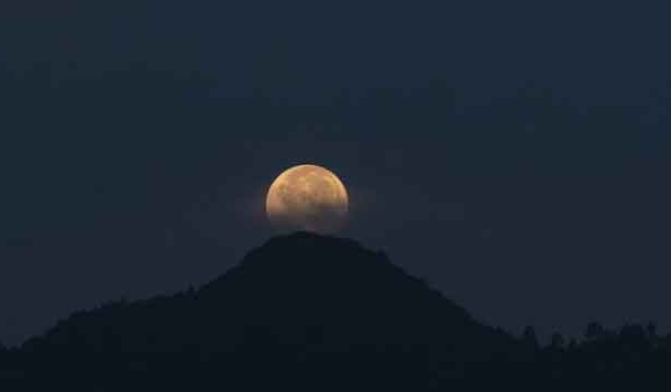 पहाड़ से सावन की पूर्णिमा के चांद की तस्वीरें