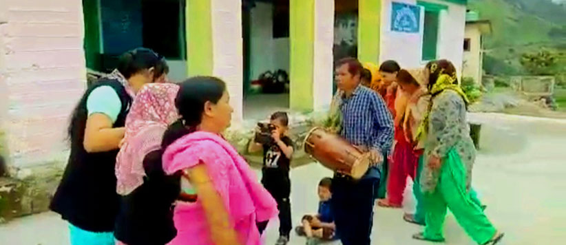 आपदा के बीच घ्यूं त्यार के दिन ढुस्का गाते धापा गांव के परिवार