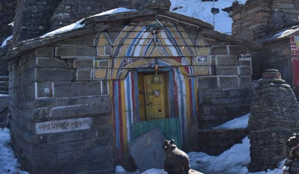 बर्फबारी के मौसम में शिव मंदिर तुंगनाथ की तस्वीरें