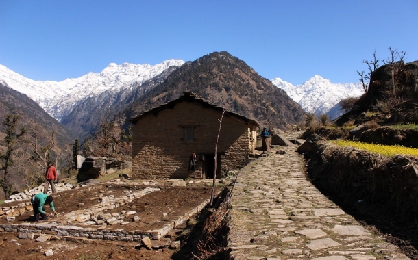 गांव के उन रास्तों पर अब कोई नहीं चलता