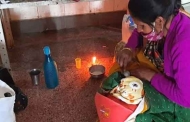 जिले के सबसे बड़े महिला अस्पताल में बच्चे के लिये 'मोमबत्ती की लौ' पर गर्म हो रहा है दूध