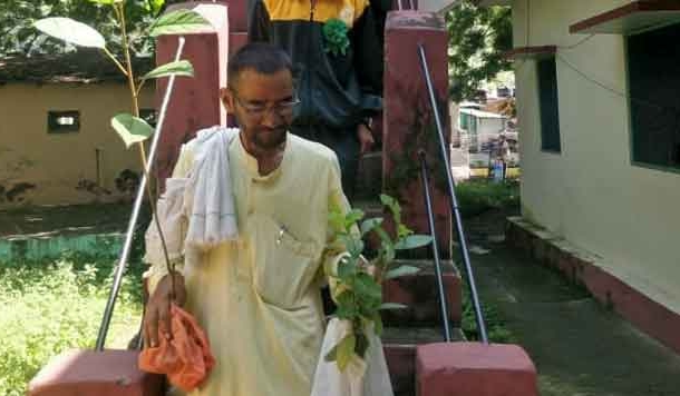 पेड़-पौधों से बतियाने वाला अद्भुत है ये शख्स