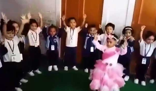 कुमाऊनी बालगीत गाते नर्सरी के बच्चे