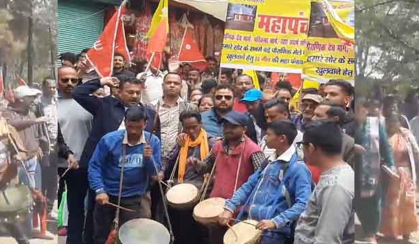 लोक देवता के लिए रास्ता मांगने सड़कों पर उतरे सोर घाटी के ग्रामीण