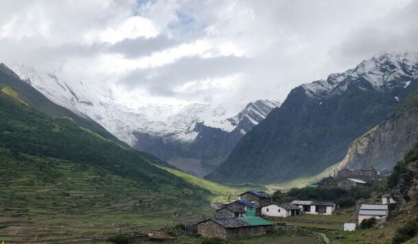 दारमा घाटी में घरों के बीच का रास्ता स्वप्नलोक जैसा लगा