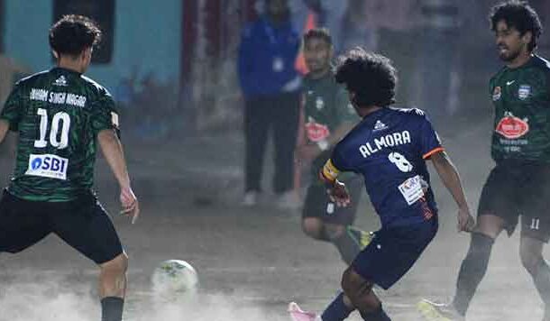 10 डिग्री की ठंड में फुटबॉल का जोश : फोटो निबन्ध