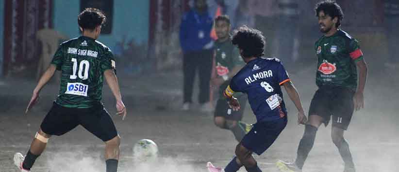 10 डिग्री की ठंड में फुटबॉल का जोश : फोटो निबन्ध