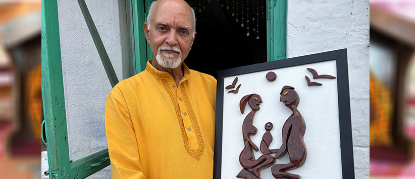 चीड़ की छाल को कलाकृतियों का रूप दे रहा एक कलाकार